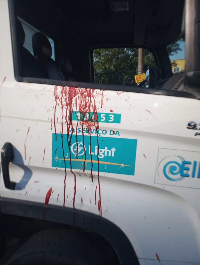 Equipe da Light é agredida e apedrejada na Favela do Batan, em Realengo