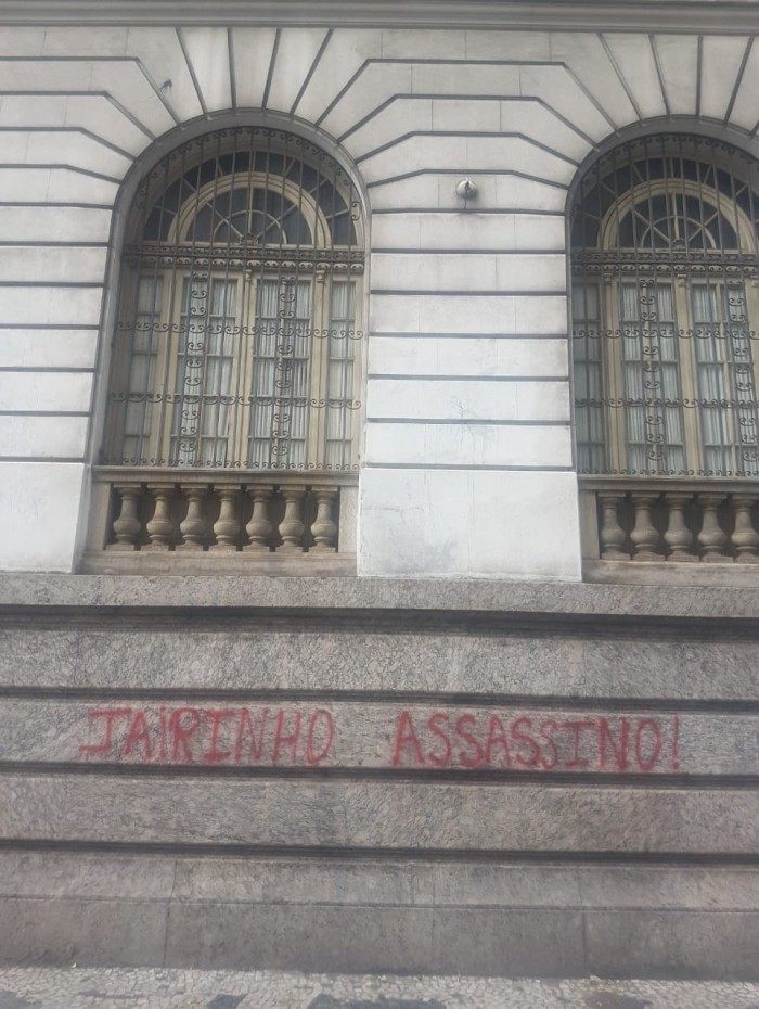 Paredes pichadas no sábado permaneceram sujas no domingo