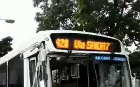 Vídeo: passageiros se desesperam após ônibus bater em poste e causar curto em fiação