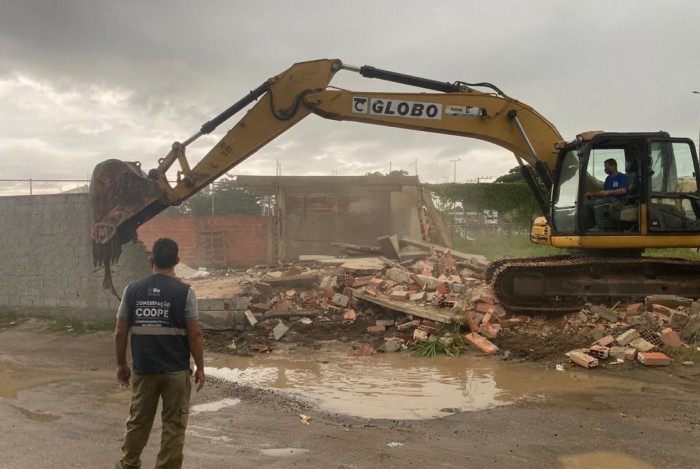 Prefeitura demoliu imóveis construídos ilegalmente em terreno público de Santa Cruz