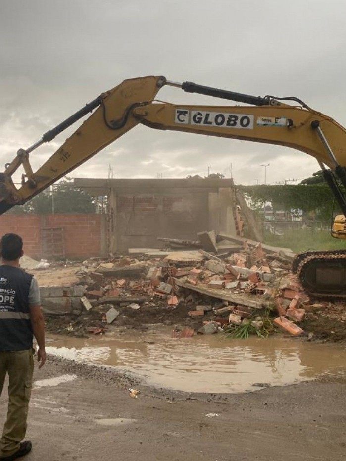 Prefeitura demoliu imóveis construídos ilegalmente em terreno público de Santa Cruz
