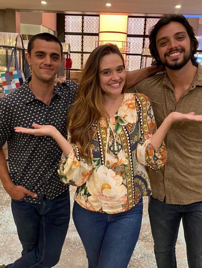 Juliana Paiva, a Luna, entre os irmãos Felipe (E) e Rodrigo Simas: triângulo amoroso