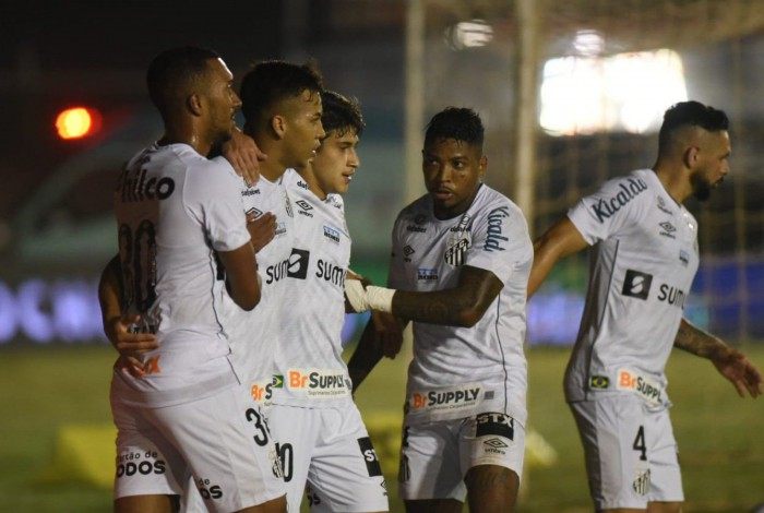 Santos estreia com vitória na Copa do Brasil: 2 a 0 no Cianorte, fora de casa, com gols de Kaio Jorge e Marinho. Agora, o Peixão decide a vaga no Alçapão!
