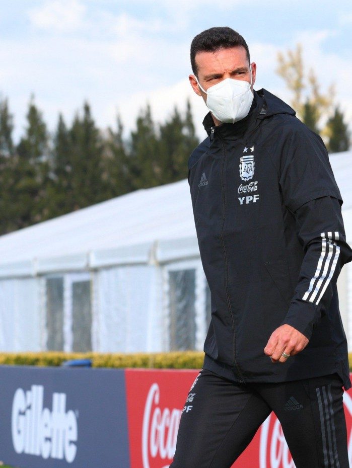 Preocupado com o avanço da pandemia do novo coronavírus na América Latina, Lionel Scaloni considera o Brasil tão arriscado quanto a Argentina para sediar a Copa América