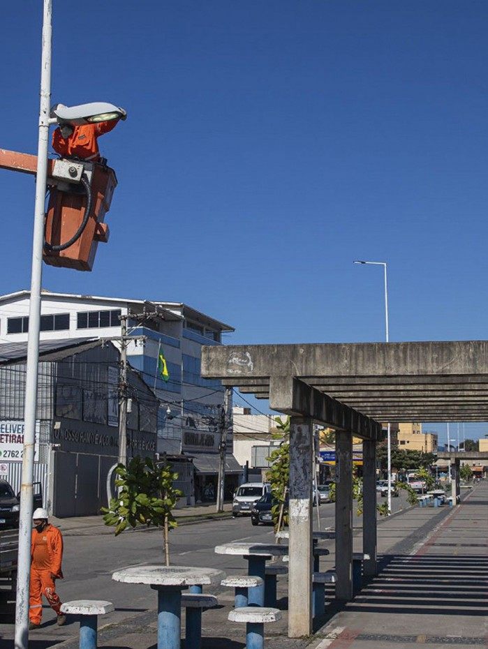 Manutenção da iluminação pública, troca das luminárias antigas por luminárias de led - Avenida Evaldo Costa. 