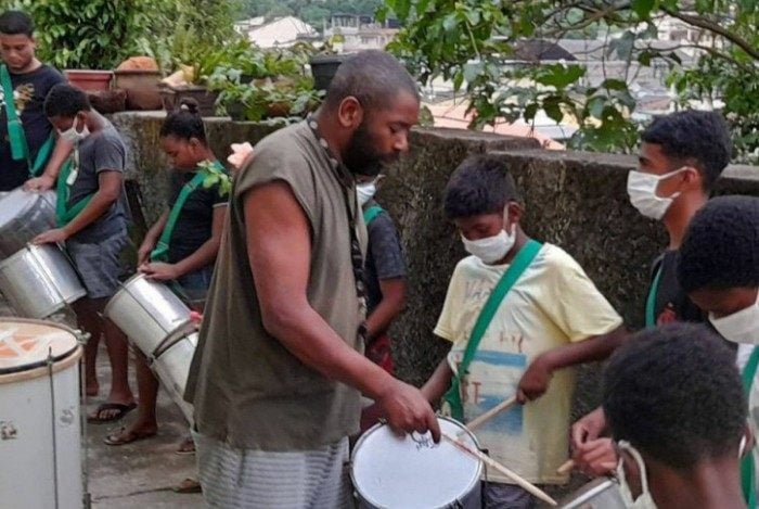 Bebeto Sorriso mora em São Gonçalo e dá aulas de música para as crianças