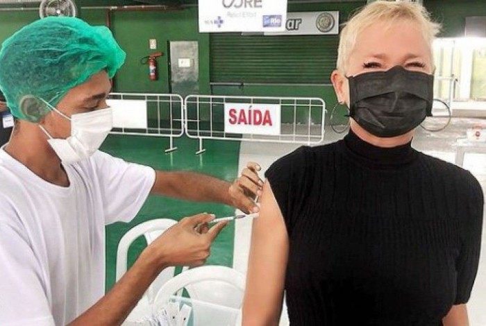 Xuxa é vacinada no Rio