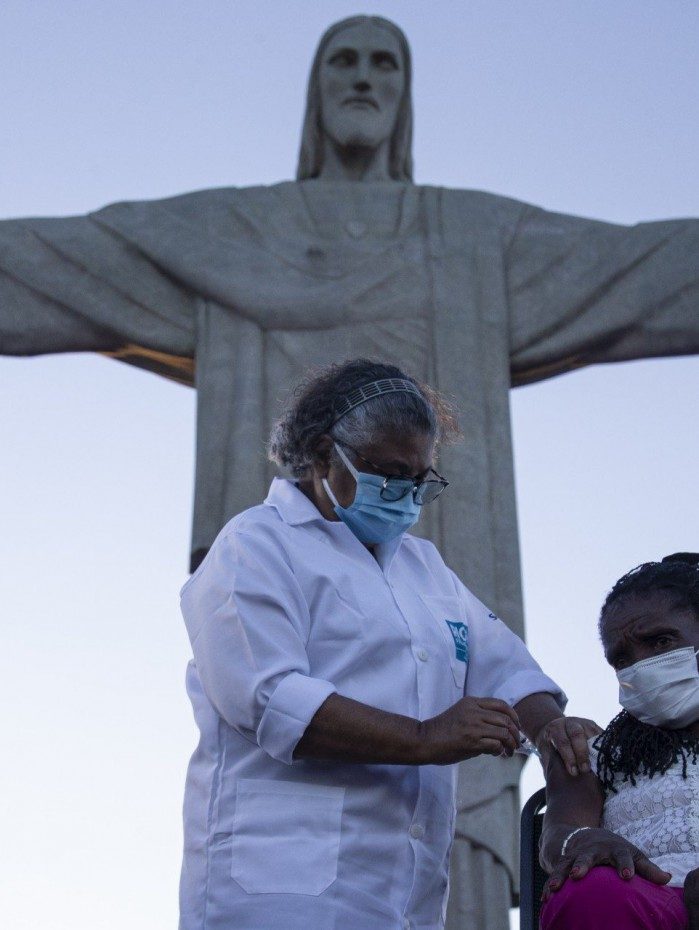 Momento histórico: Terezinha da Conceição foi vacinada no Cristo Redentor, em janeiro
