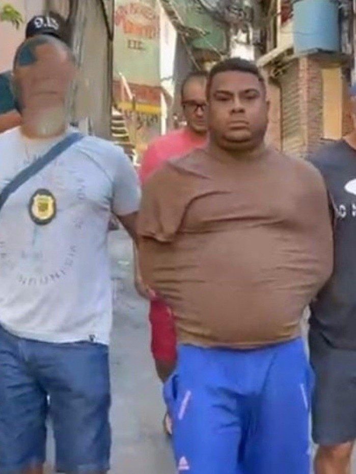 A Polícia Civil de Sergipe, com o apoio do Núcleo de inteligência da Unidade de Polícia Pacificadora da Rocinha, prendeu Adriano Vieira Santos, o Sapão, chefe do tráfico em Sergipe