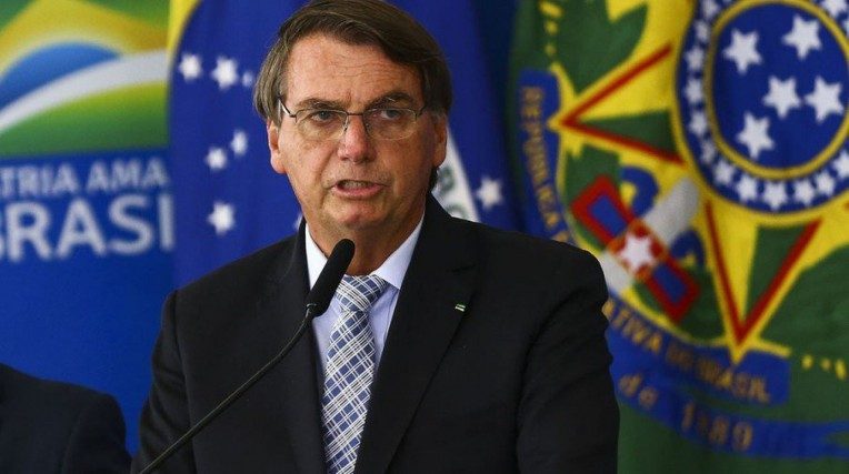 TV Brasil transmite jogo de futebol com Bolsonaro em campo