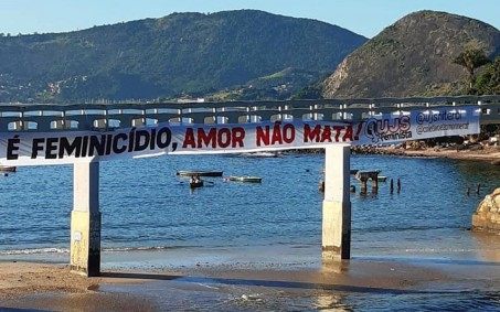 Grupo estende faixa contra feminicídio em ponto turístico de Niterói e relembra caso de jovem esfaqueada