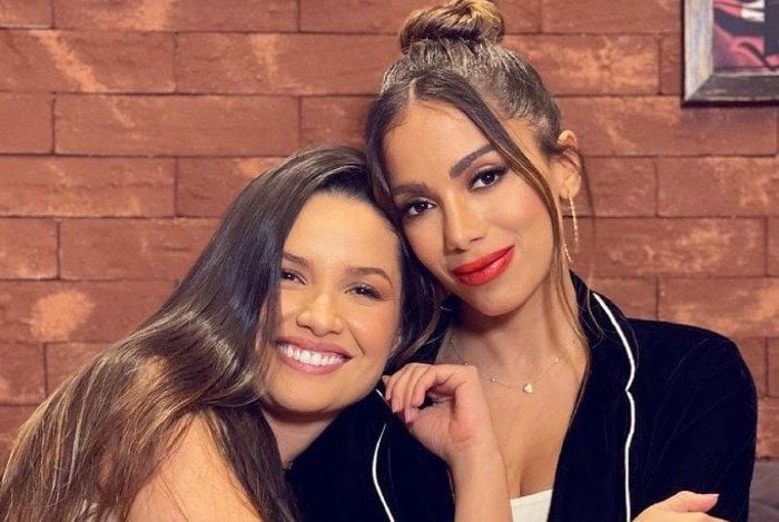 Juliette posa com a amiga Anitta. Ao lado, com Wesley Safadão, com quem cantou no 'Criança Esperança'
