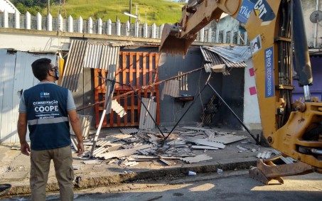 Prefeitura realiza 15 demolições de construções irregulares na Taquara 