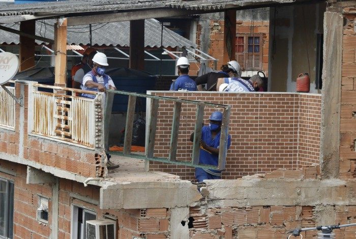 Geral - Desabamento em Rio das Pedras - A prefeitura iniciou a demoliçao manual de um terraço de uma casa vizinha a que desabou na ultima quinta feira, 3.