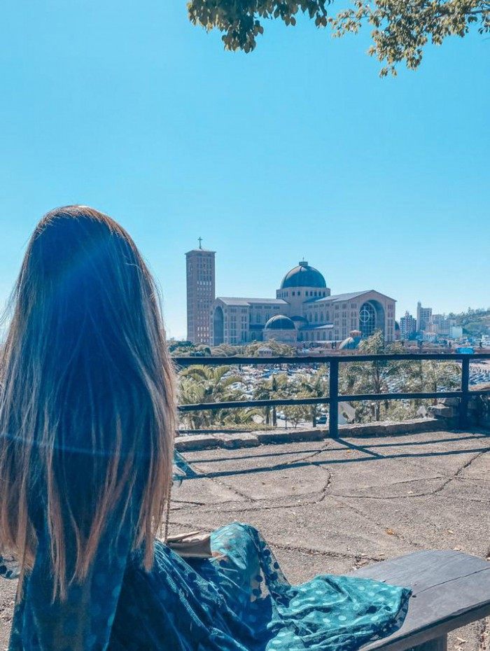 Dhaísa do Carmo em basílica em Aparecida, SP