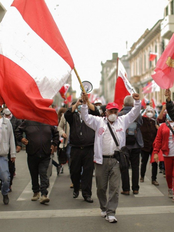 Apoiadores do candidato presidencial do partido Peru Libre, o esquerdista Pedro Castillo, marcham perto da sede do J&uacute;ri Eleitoral Nacional (JNE) em Lima em 7 de junho de 2021, exigindo que Castillo seja declarado o vencedor do segundo turno das elei&ccedil;&otilde;es presidenciais de 6 de junho.