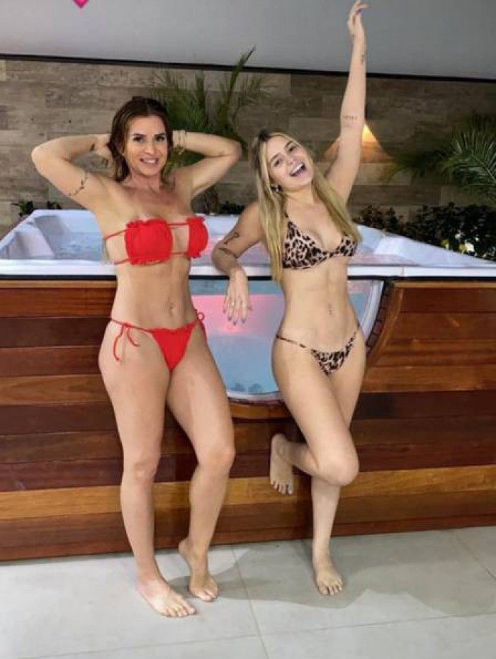 Viih Tube e sua mãe, Viviane, exibem tanquinhos em dia de piscina