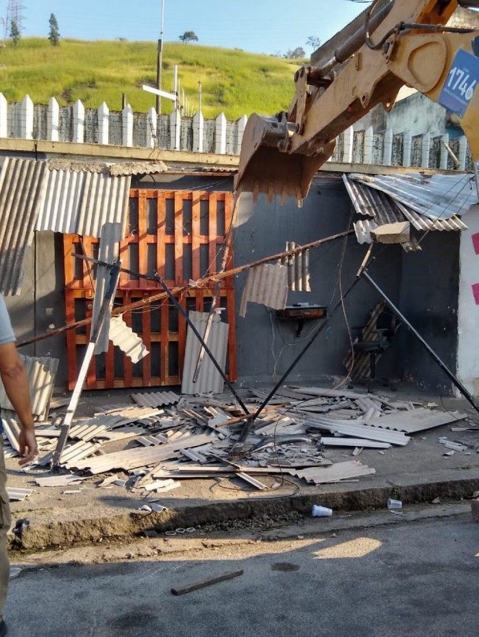 Equipes da Coordenadoria Técnica de Operações Especiais (COOPE) e da Coordenadoria Geral de Operações Especiais (CGOE) atuaram nas demolições de construções irregulares na Taquara durante a manhã desta segunda-feira (7)