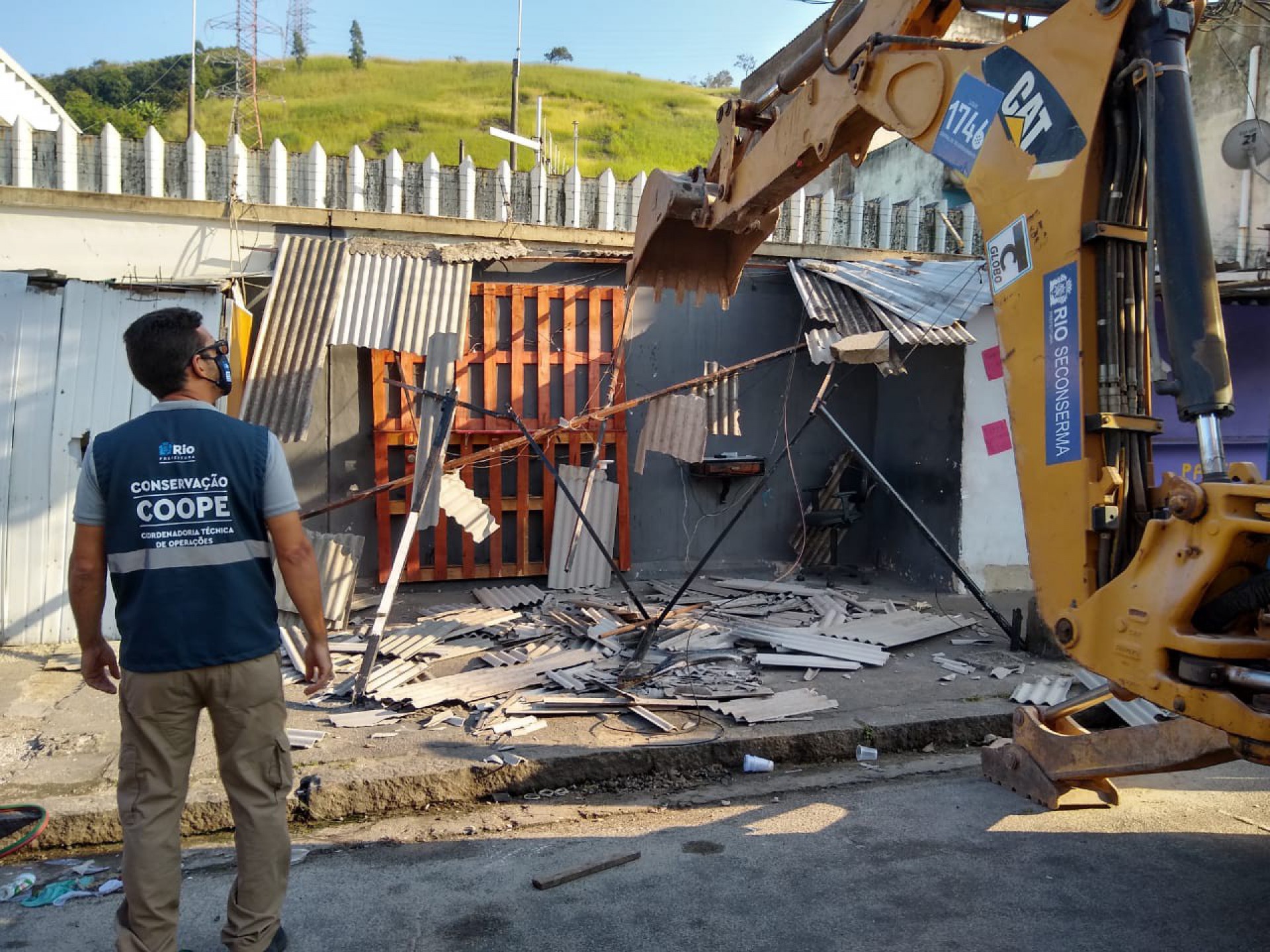 Equipes da Coordenadoria Técnica de Operações Especiais (COOPE) e da Coordenadoria Geral de Operações Especiais (CGOE) atuaram nas demolições de construções irregulares na Taquara durante a manhã desta segunda-feira (7) - Divulgação / Secretaria de Conservação