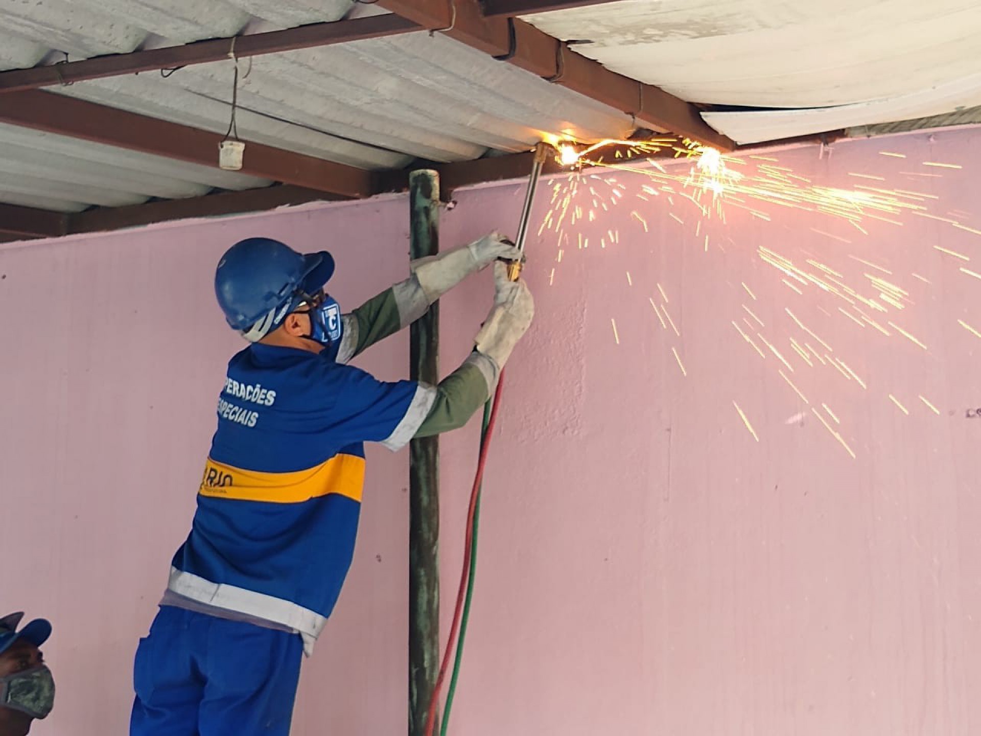 Equipes da Coordenadoria Técnica de Operações Especiais (COOPE) e da Coordenadoria Geral de Operações Especiais (CGOE) atuaram nas demolições de construções irregulares na Taquara durante a manhã desta segunda-feira (7) - Divulgação / Secretaria de Conservação