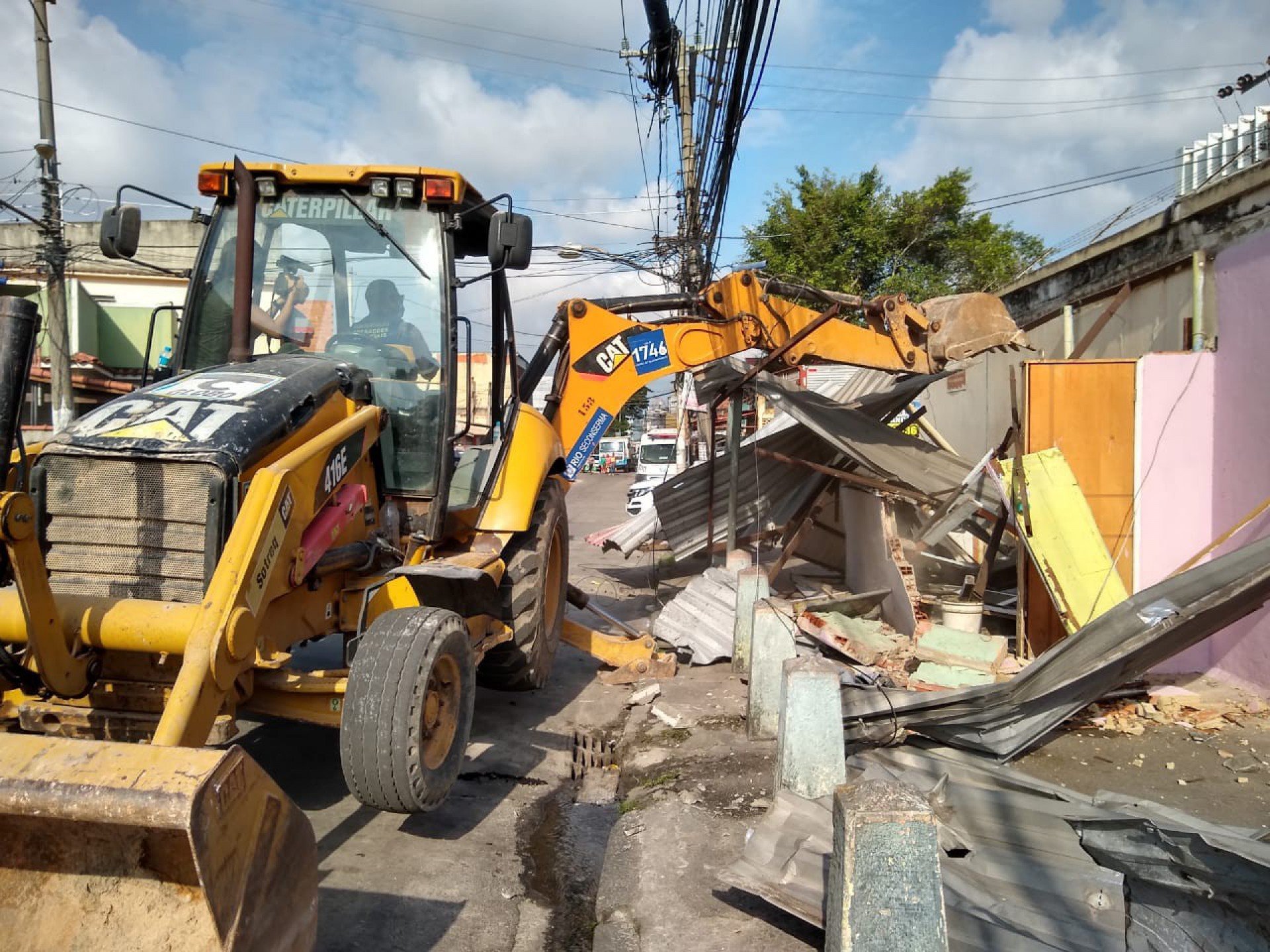 Equipes da Coordenadoria Técnica de Operações Especiais (COOPE) e da Coordenadoria Geral de Operações Especiais (CGOE) atuaram nas demolições de construções irregulares na Taquara durante a manhã desta segunda-feira (7) - Divulgação / Secretaria de Conservação