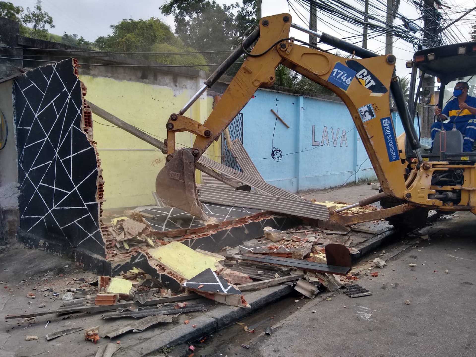 Equipes da Coordenadoria Técnica de Operações Especiais (COOPE) e da Coordenadoria Geral de Operações Especiais (CGOE) atuaram nas demolições de construções irregulares na Taquara durante a manhã desta segunda-feira (7) - Divulgação / Secretaria de Conservação