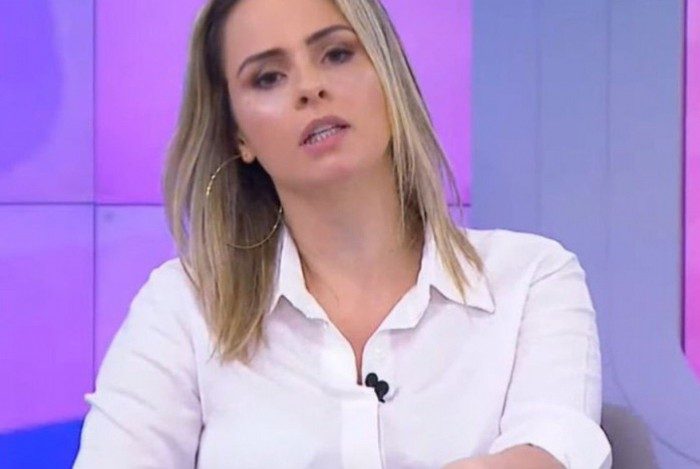 Ana Paula Renaut dá bronca em produção do 'Fofocalizando' ao vivo 
