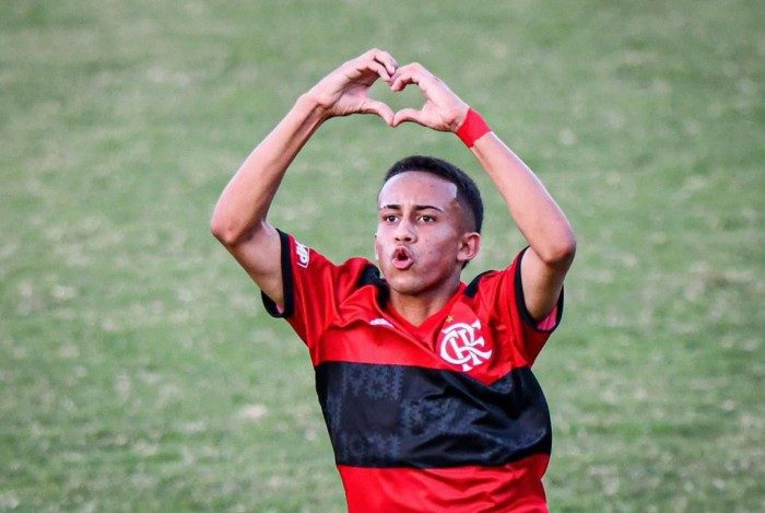 Matheus Gonçalves em ação pelo Flamengo