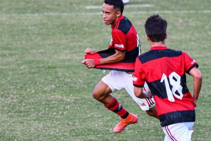 Matheus Gonçalves comemorando gol com a camisa do Flamengo
