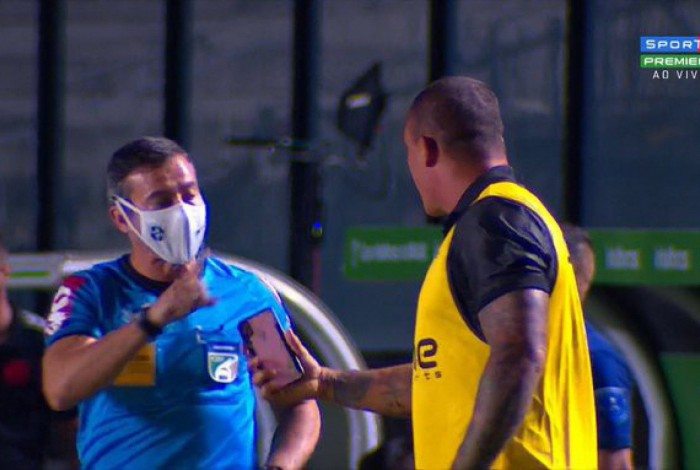 Leandrão, técnico do Boavista, mostra celular ao quarto árbitro