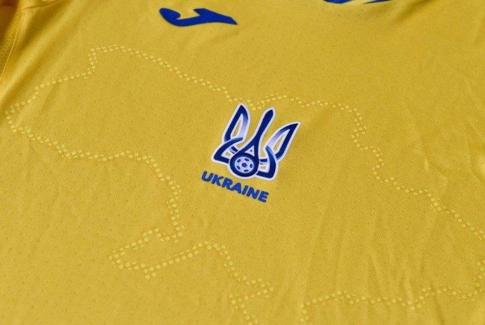 Camisa da Ucrânia para a Eurocopa tem o contorno do mapa do país e inclui a Crimeia, anexada pela Rússia em 2014