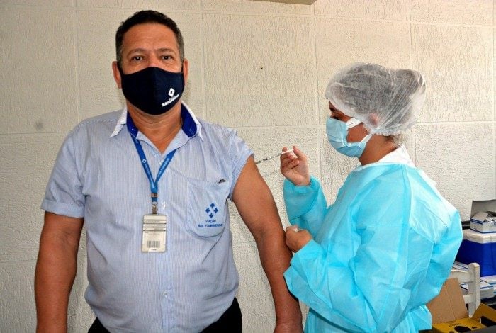 Municípios como Volta Redonda e Maricá realizaram a vacinação de rodoviários contra a covid-19