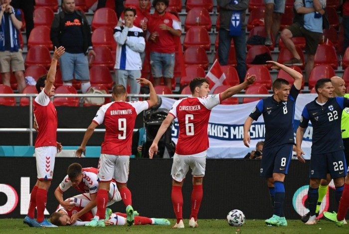 Jogadores da Dinamarca e da Finlândia pedem socorro médico