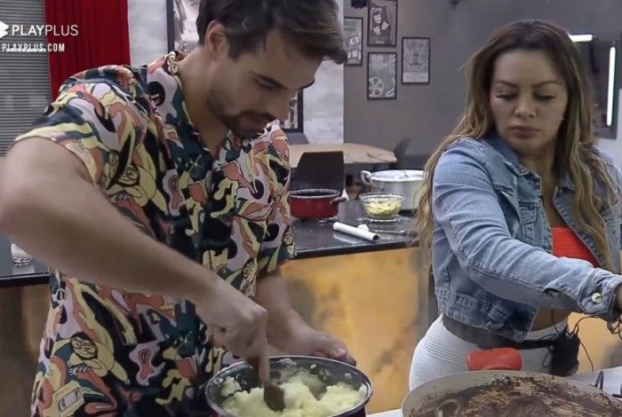 No Power Couple Márcia Fellipe lambe carne e devolve para panela