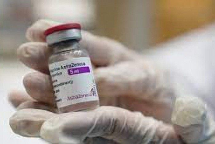A Fiocruz explica que o Ministério da Saúde já distribuiu aos estados doses da AstraZeneca importadas prontas da Índia e outras enviadas pelo consórcio Covax Facility, da OMS