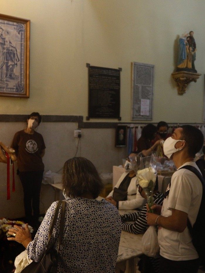 Geral - Dia de Santo Antonio - Devotos de Santo Antonio participam das comemoraçoes pelo dia do Santo, na Igreja da Rua dos Invalidos, no centro do Rio.