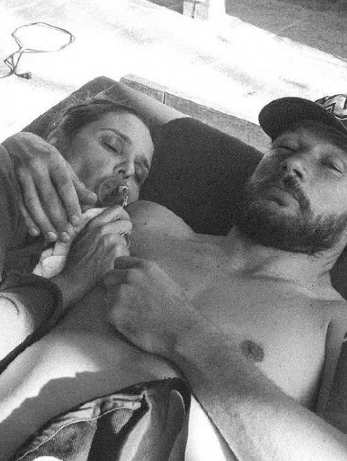 Rodrigo Hilbert posta foto inusitada de Fernanda Lima com chupeta na boca