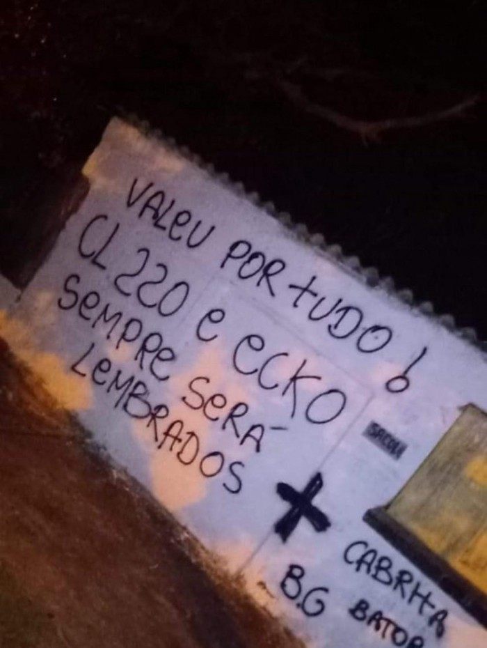 Em Paciência, parede foi pichada em homenagem a Ecko e o irmão Carlinhos Três Pontes