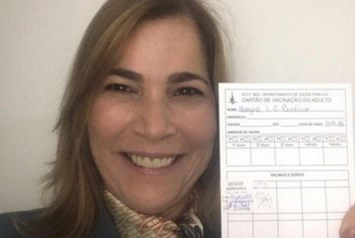 Mayra Pinheiro, defensora ferrenha da cloroquina, se imuniza contra a Covid-19 Mayra Pinheiro, defensora ferrenha da cloroquina, se imuniza contra a Covid-19