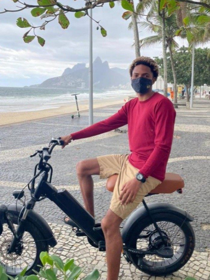 Matheus Ribeiro foi acusado de roubar uma bicicleta elétrica no Leblon