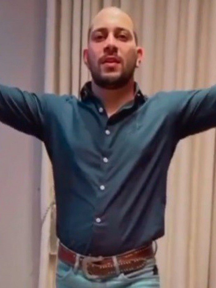 Ex-BBB Caio Afiune surge dan&ccedil;ando Britney Spears