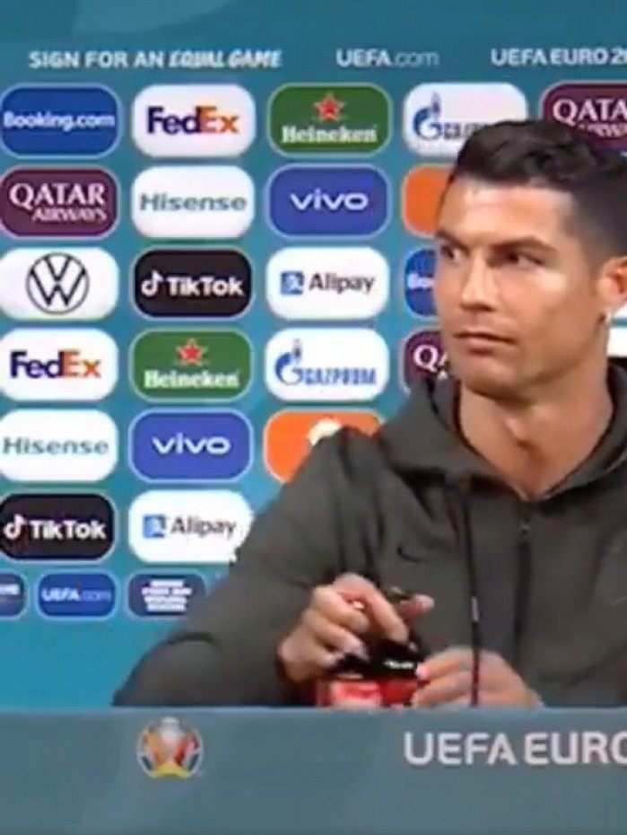 Cristiano Ronaldo não gostou de ter garrafas de Coca-Cola por perto na coletiva de imprensa