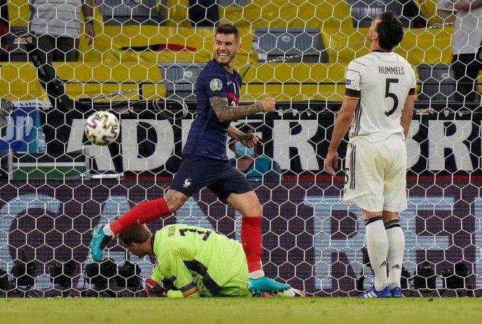 Alemão Hummels lamenta o gol contra marcado enquanto o francês Lucas Hernandez comemora o lance que deu a vitória por 1 a 0 