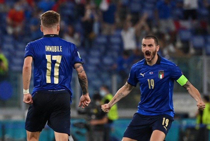 'Corre e me abraça': Immobile é festejado pelo capitão Bonucci pelo terceiro gol marcado na vitória sobre a Suíça