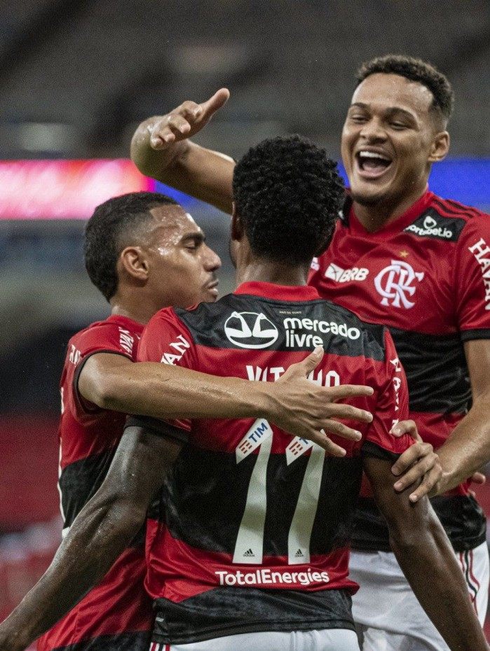 Após marcar gol, Vitinho é abraçado por Matheuzinho e Muniz