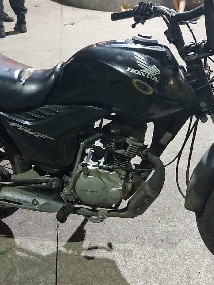 A motocicleta roubada estava sem placa e o condutor sem documento