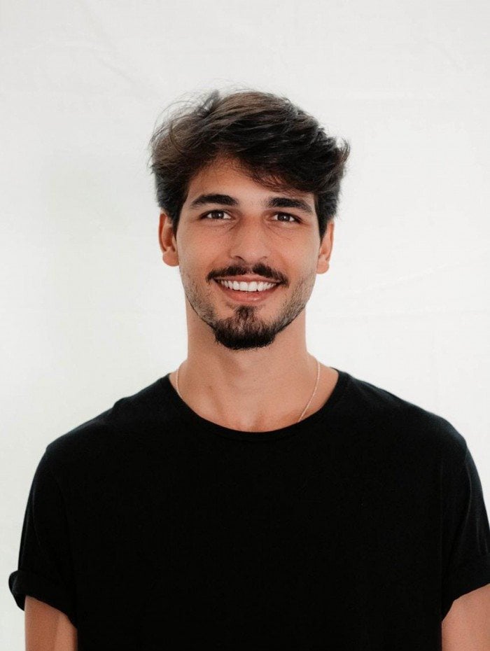 Brenno Leone volta aos palcos 