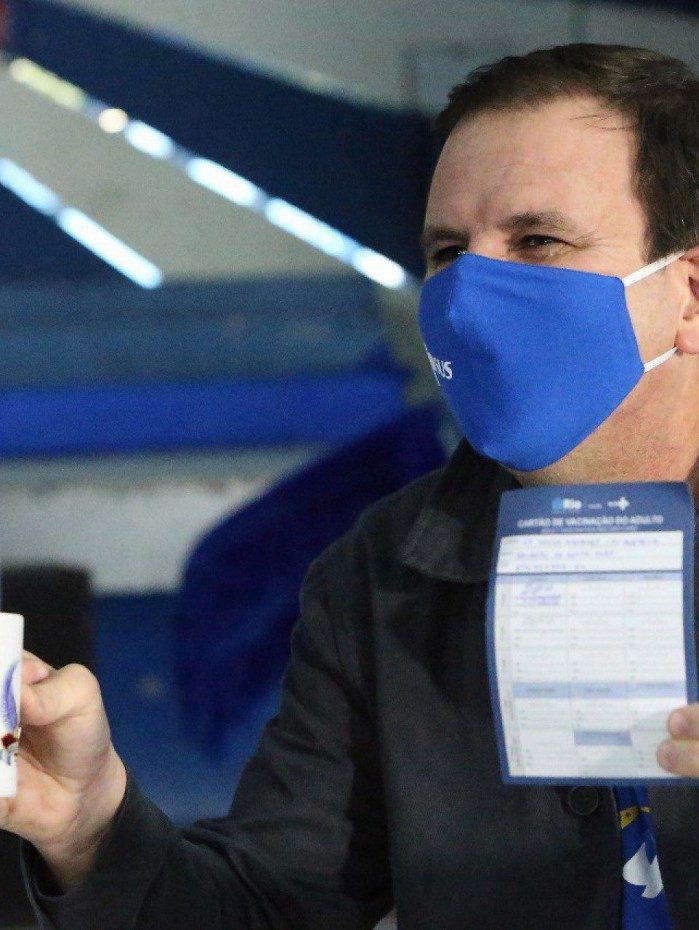 Eduardo Paes &eacute; vacinado contra a covid-19