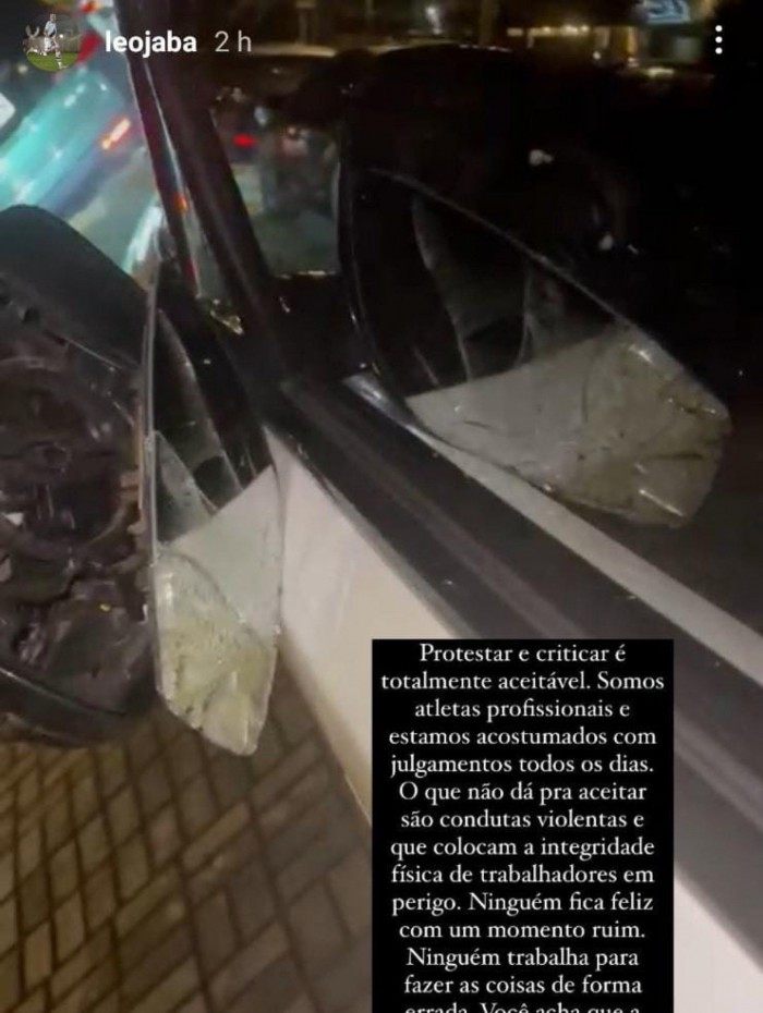 Léo Jabá postou foto do carro danificado por torcedores do Vasco