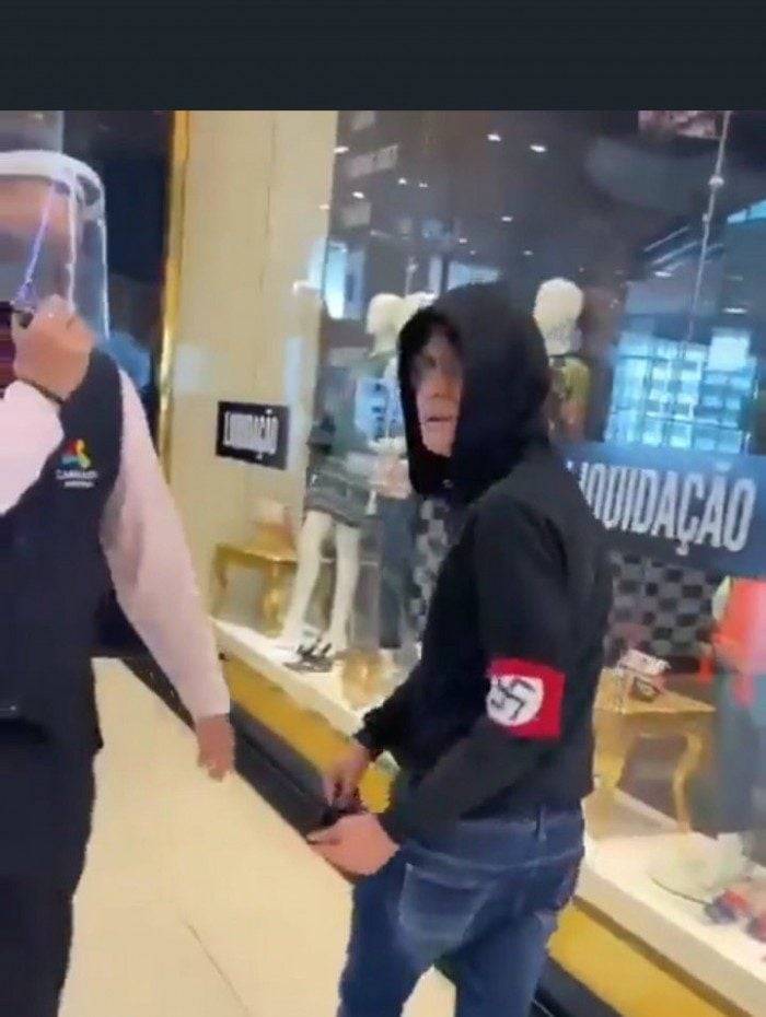 Homem com símbolo nazista no braço é expulso de shopping